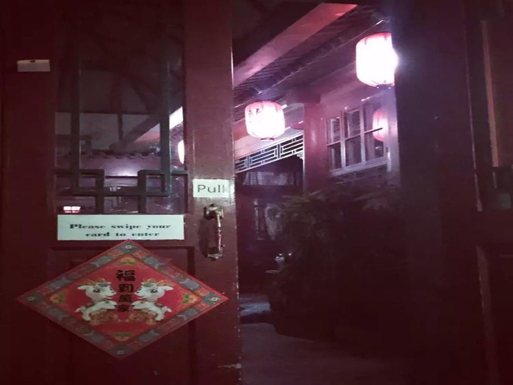 Three Legged Frog Hostel Peking Exteriör bild